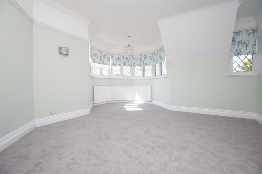 5 bedroom semidetached house for rent in Bury Road, North Chingford, London, E4