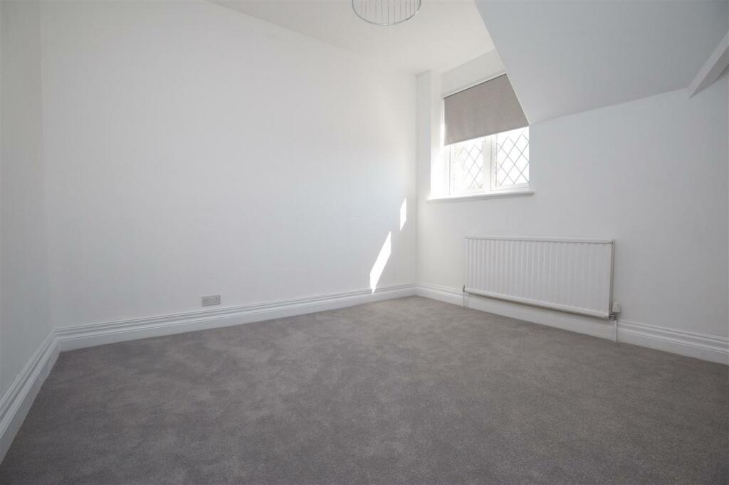 5 bedroom semidetached house for rent in Bury Road, North Chingford, London, E4