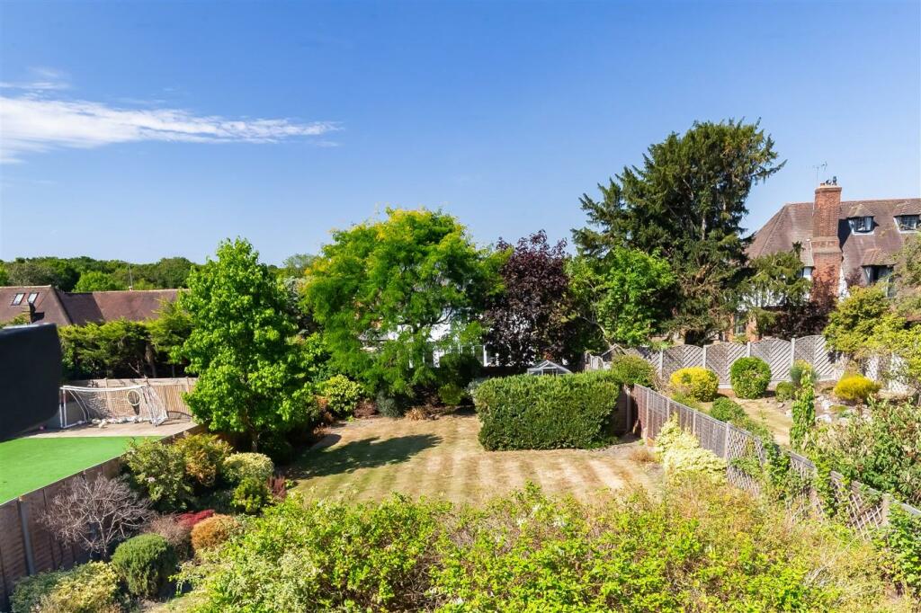 5 bedroom semidetached house for rent in Bury Road, North Chingford