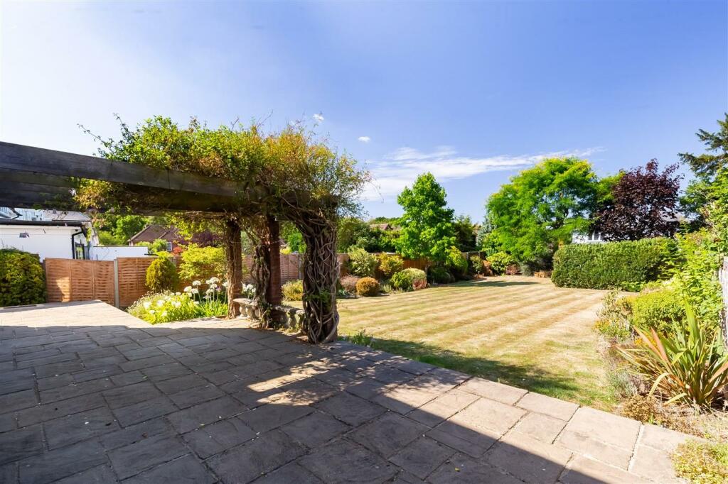 5 bedroom semidetached house for rent in Bury Road, North Chingford, London, E4