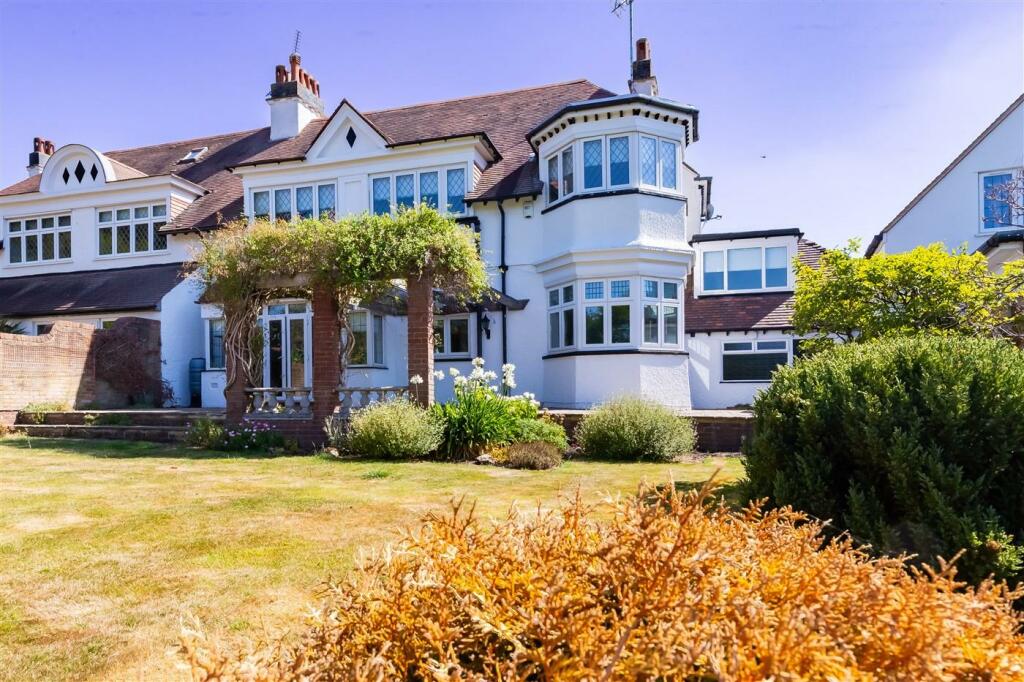 5 bedroom semidetached house for rent in Bury Road, North Chingford, London, E4