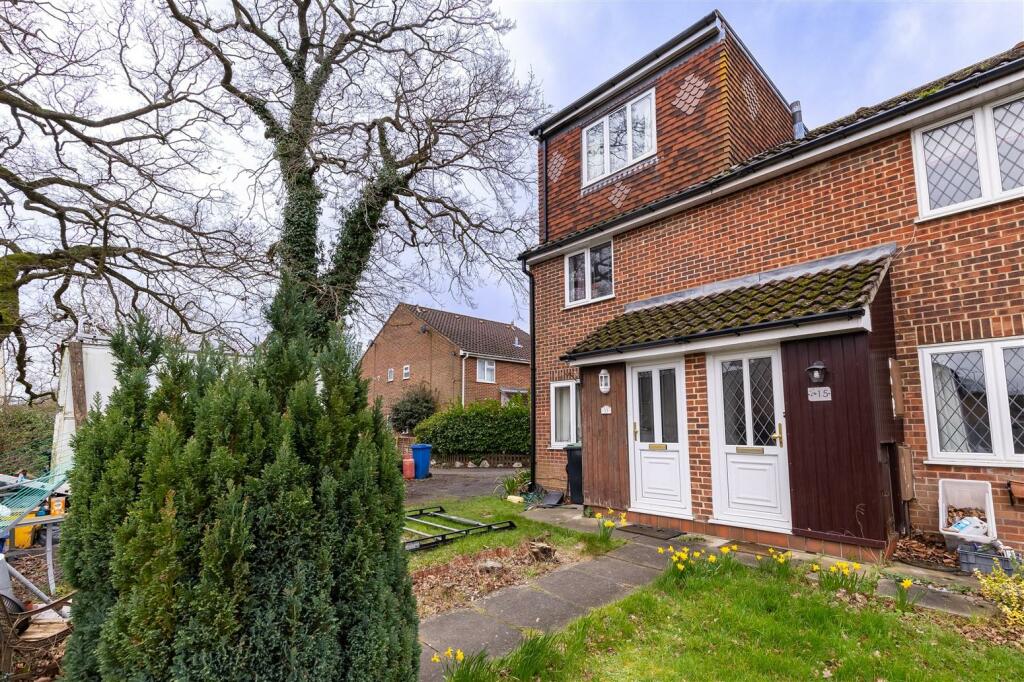 2 bedroom end of terrace house for sale in Hampden Close, North Weald, CM16