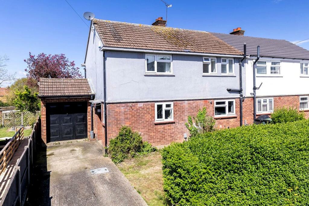 3 bedroom semidetached house for sale in Beaconfield Road, Epping, CM16