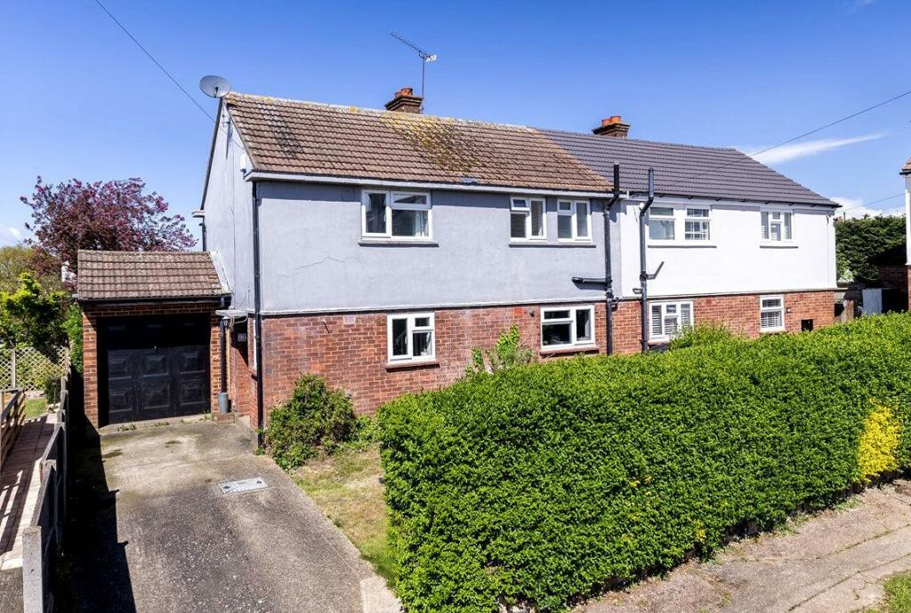 3 bedroom semidetached house for sale in Beaconfield Road, Epping, CM16