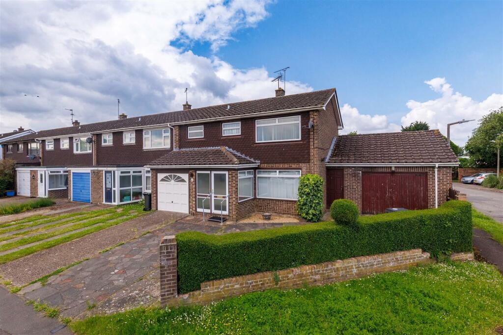 3 bedroom end of terrace house for sale in Rowley Mead, Thornwood