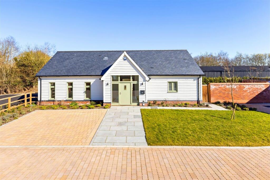 Main image of property: MEADOW VIEW, Epping Lane, Stapleford Tawney,