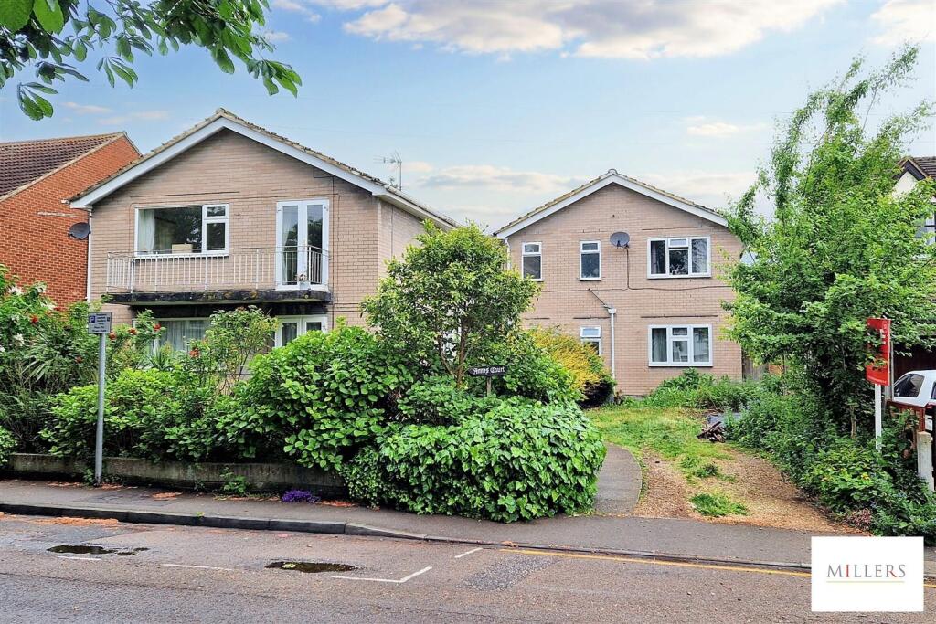 Main image of property: Hemnall Street, Epping