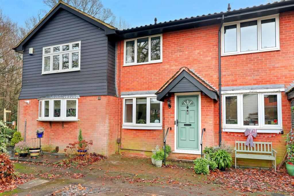 Main image of property: Garnon Mead, Coopersale