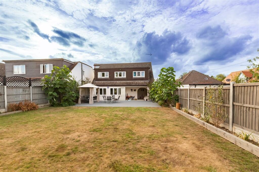 4 bedroom detached house for sale in Weald Bridge Road, North Weald, CM16