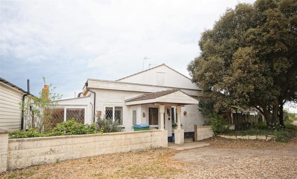 2 bedroom semidetached bungalow for sale in Harbour Road, Pagham