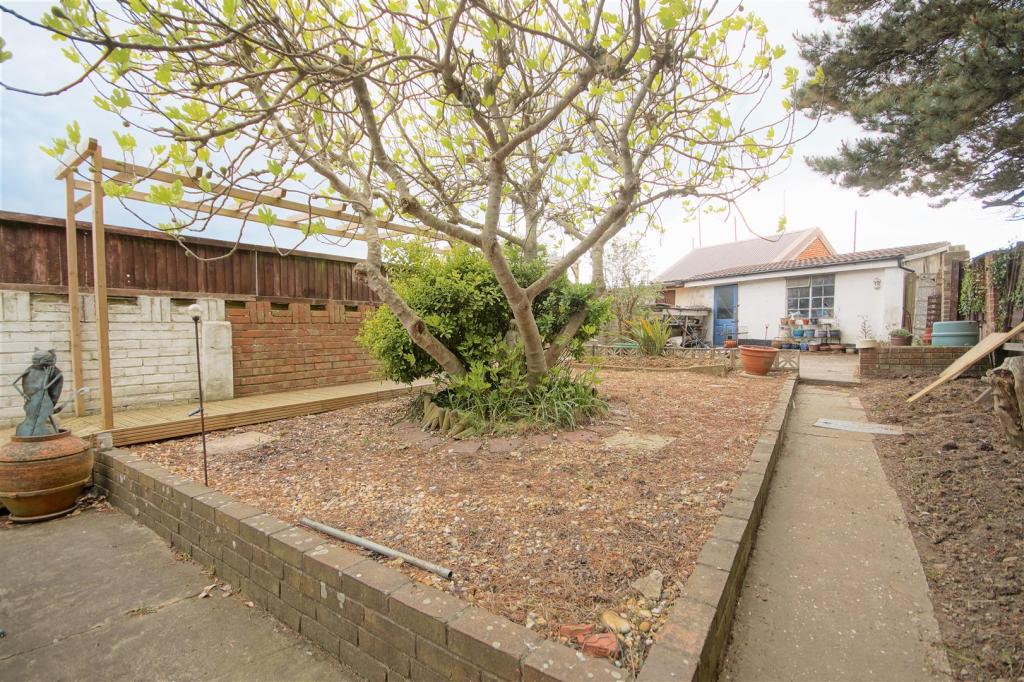 2 bedroom semidetached bungalow for sale in Harbour Road, Pagham