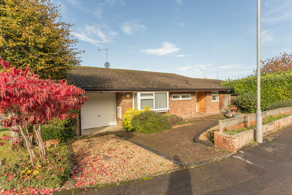 3 bedroom detached bungalow for sale in Cavendish Meads, Sunninghill, Berkshire,SL5 9TD, SL5