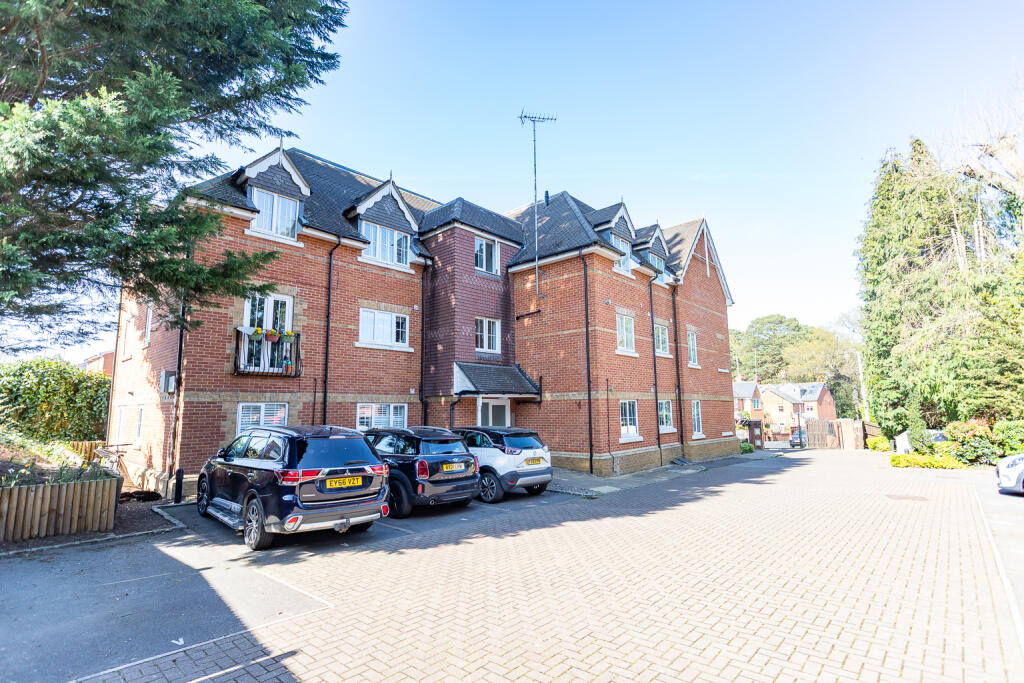Main image of property: BROOME LODGE, QUEENS ROAD, SUNNINGHILL VILLAGE, BERKSHIRE, SL5 9FN