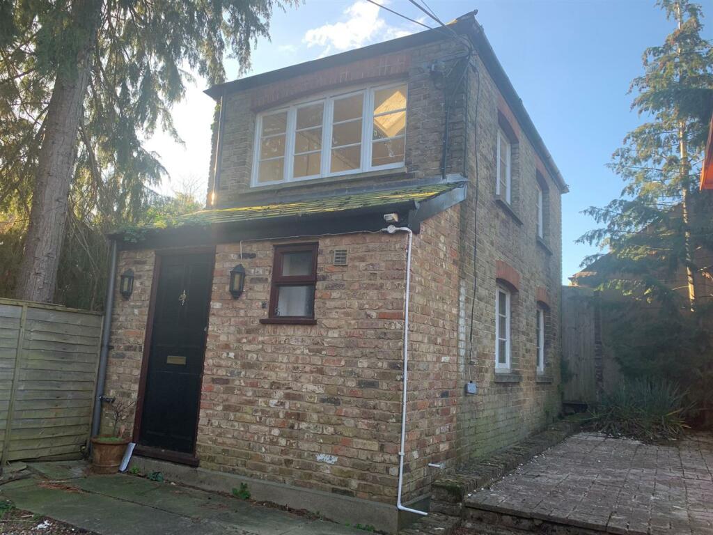 Commercial property for rent in Church Street, Esher, KT10