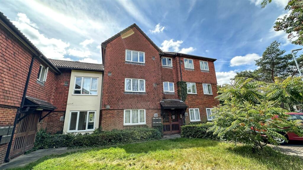 Studio flat for rent in Brendon Close, Harlington, Middlesex, UB3