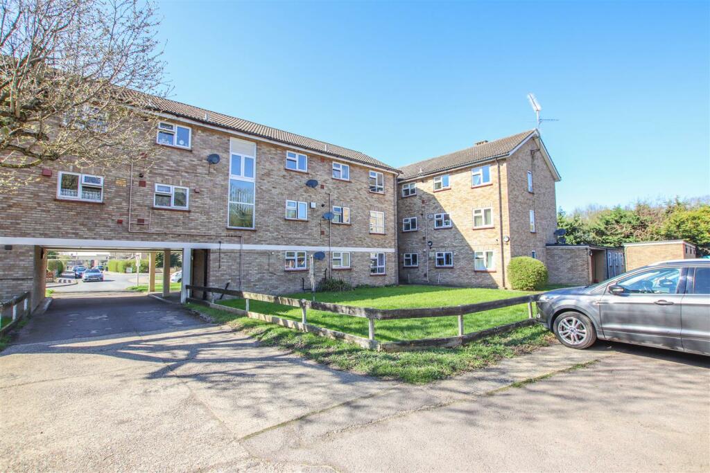 2 bedroom apartment for sale in Harrington Court, Hertford Heath