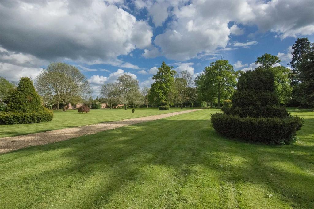 2 bedroom apartment for sale in The Mansion, Balls Park, Hertford, SG13