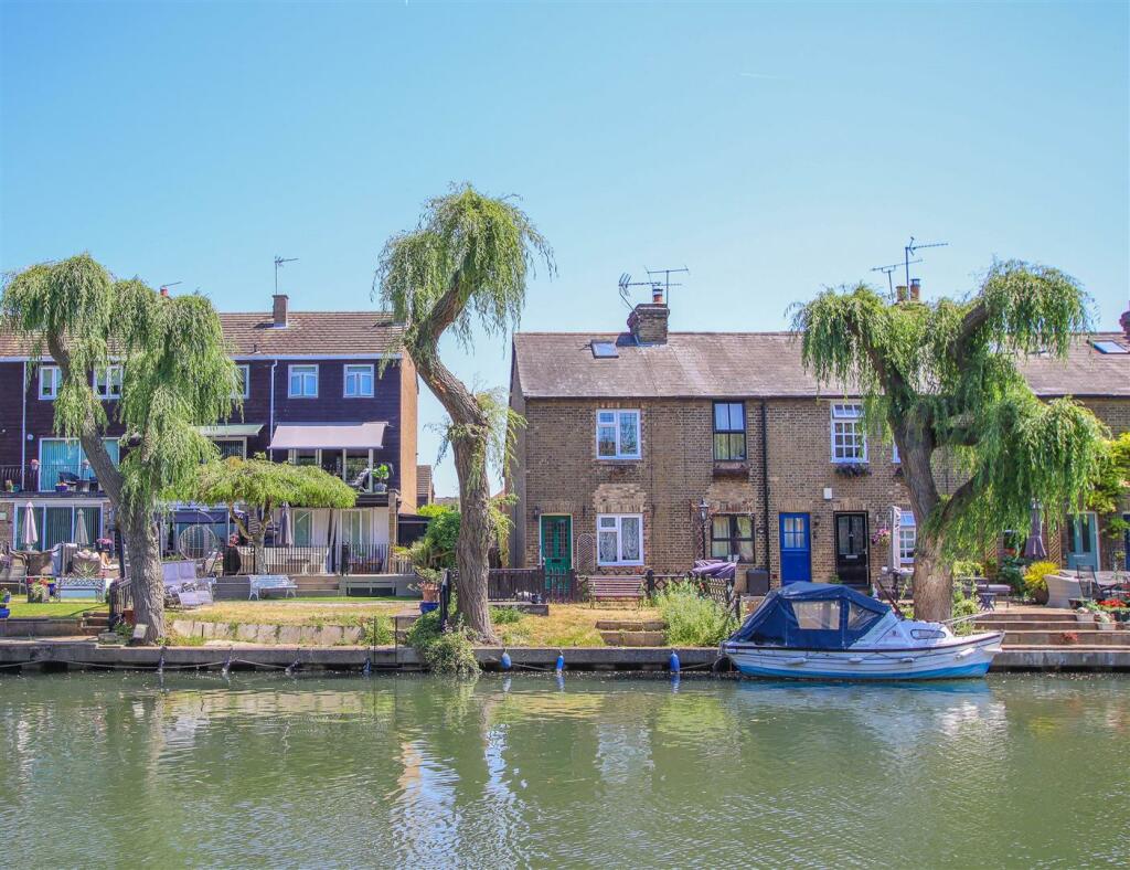 3 bedroom end of terrace house for sale in Riverside Cottages