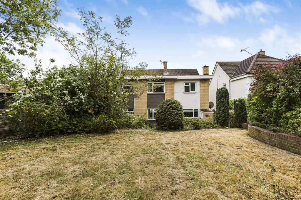 5 bedroom detached house for sale in Tolmers Gardens, Cuffley, EN6