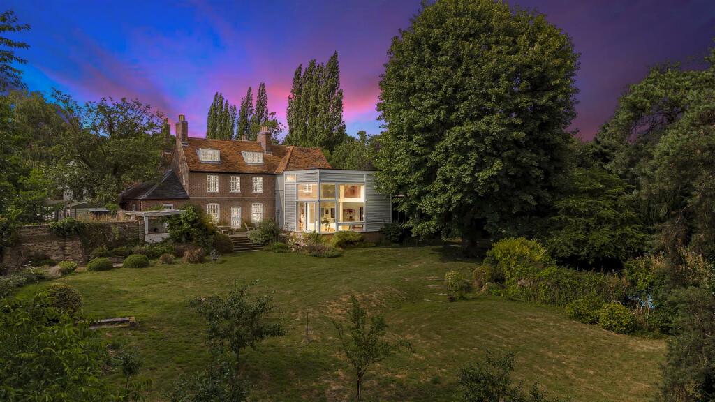 5 bedroom detached house for sale in St. Marys Lane, Hertingfordbury