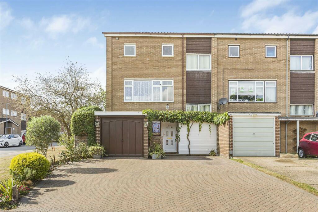 4 bedroom end of terrace house for sale in Temple Fields, Bengeo, SG14
