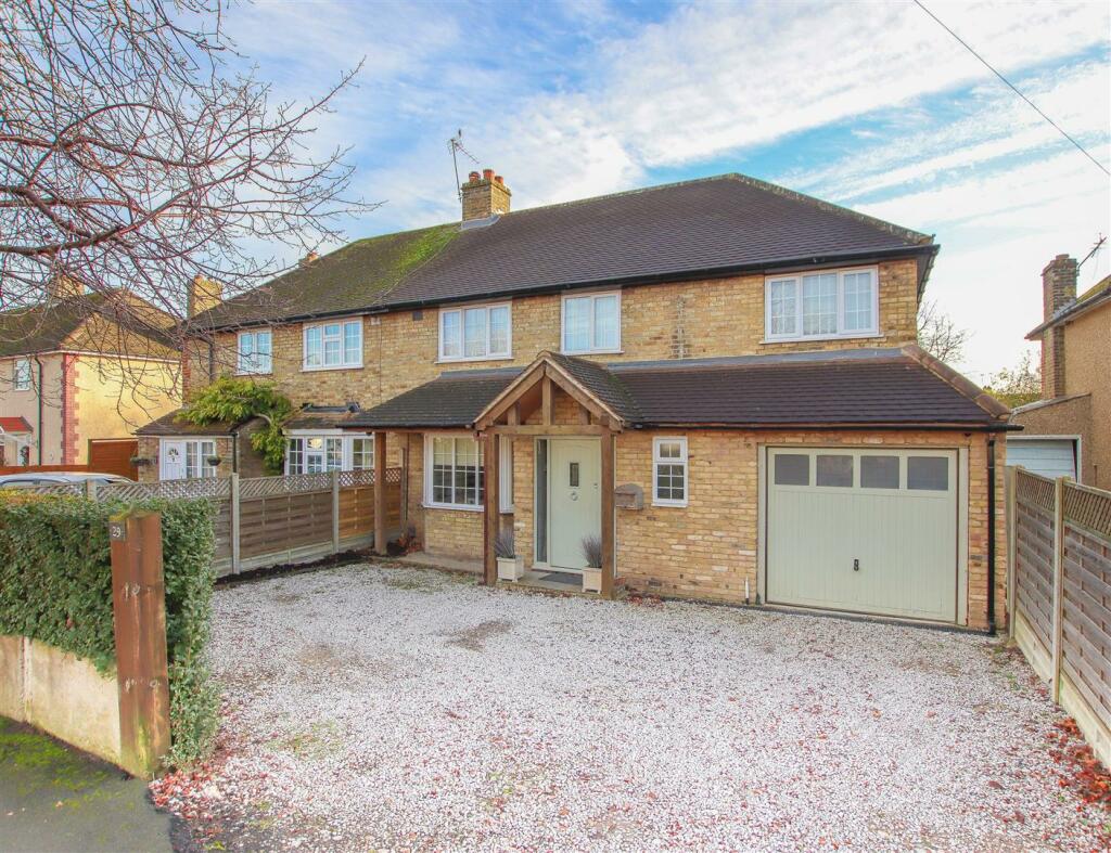 4 bedroom semidetached house for sale in St. Margarets Road, Stanstead