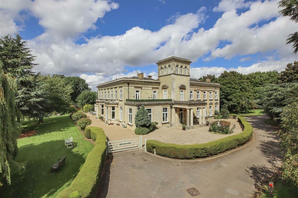 2 bedroom apartment for sale in Ware Park Manor, Ware, SG12