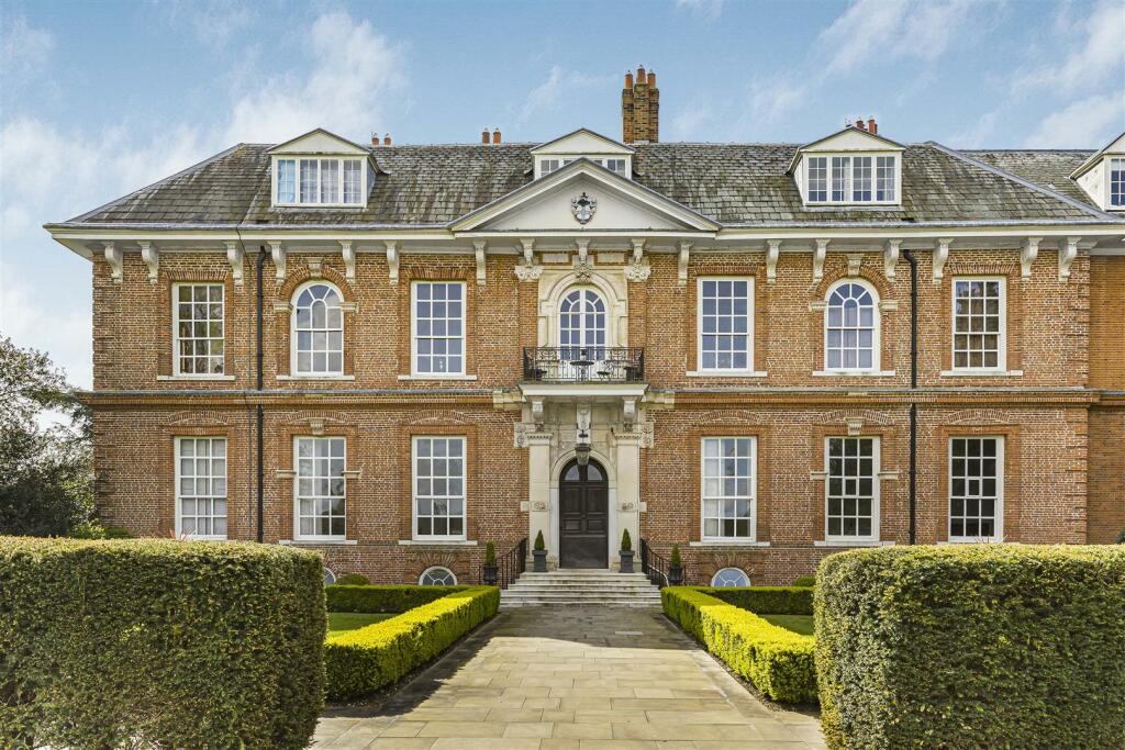 2 bedroom apartment for sale in The Mansion, Balls Park, Hertford, SG13