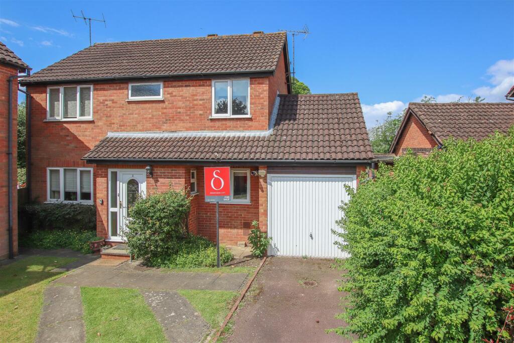 4 bedroom detached house for sale in Ladywood Road, Hertford, SG14