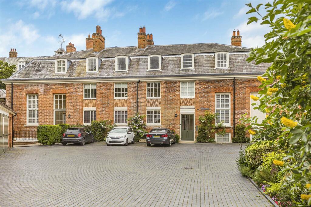 1 bedroom apartment for sale in The Coach House, Balls Park, Hertford, SG13