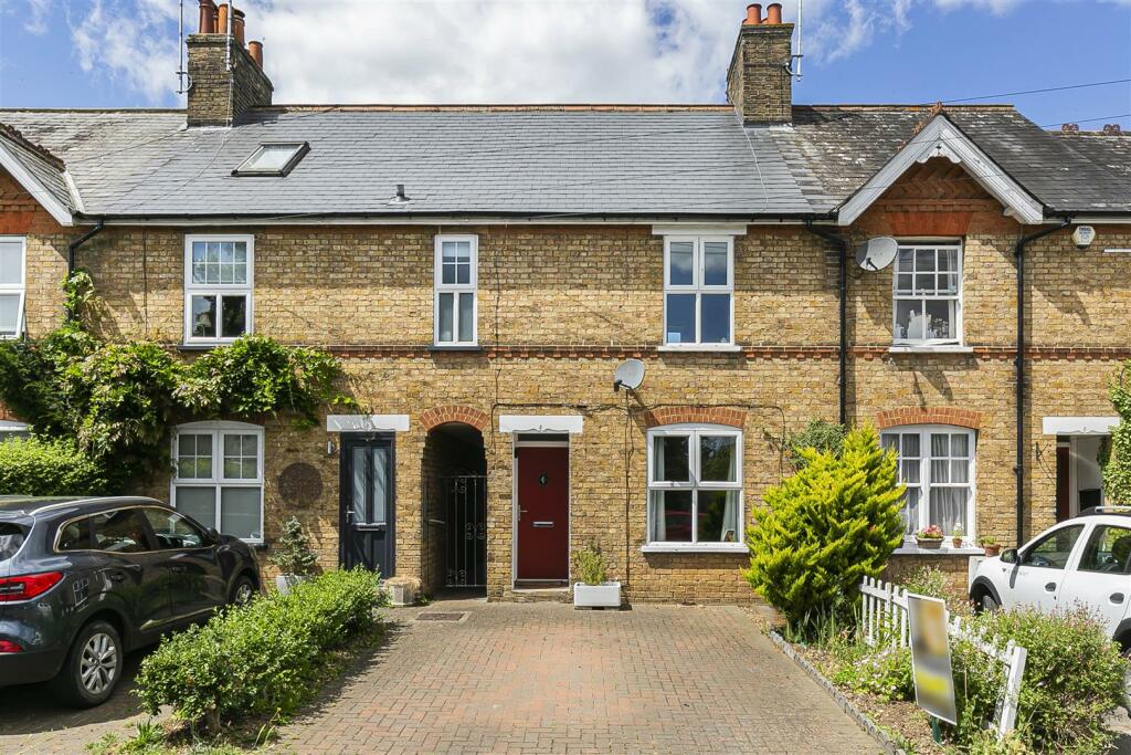 3 bedroom terraced house for sale in Road, Bengeo, SG14