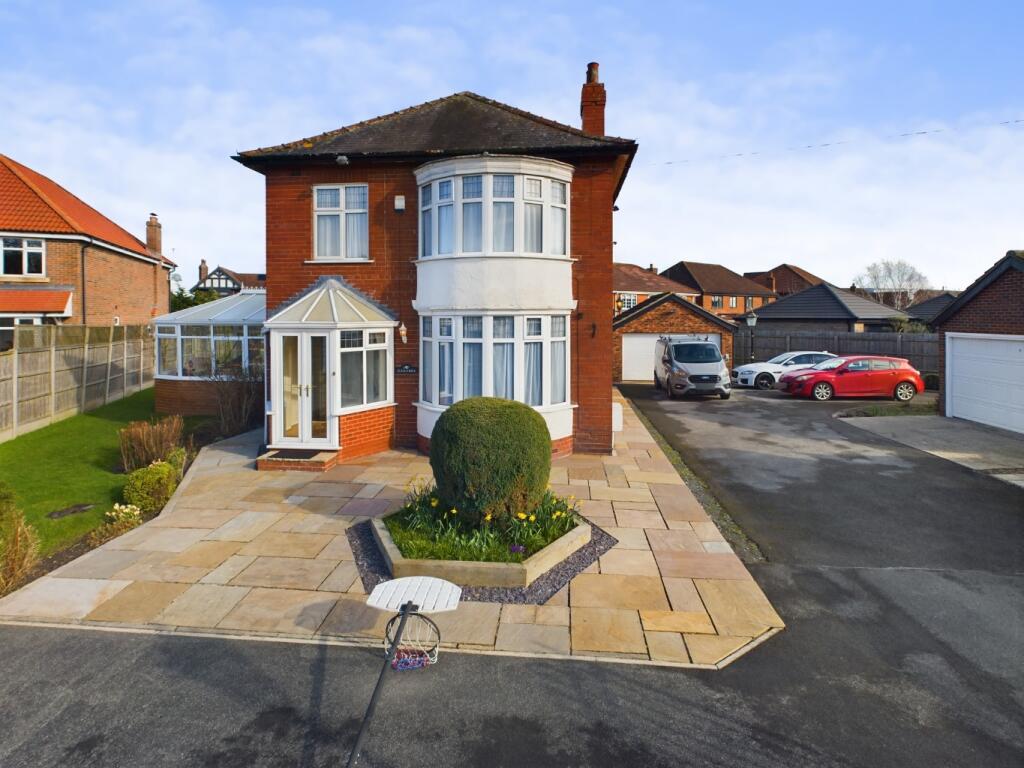3 bedroom detached house for sale in Hull Road, Woodmansey, Beverley