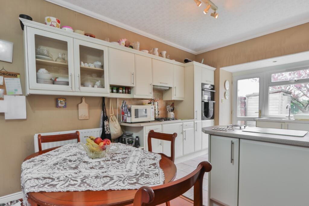2 bedroom semidetached bungalow for sale in Golf Links Road, Hull, HU6 8RE, HU6