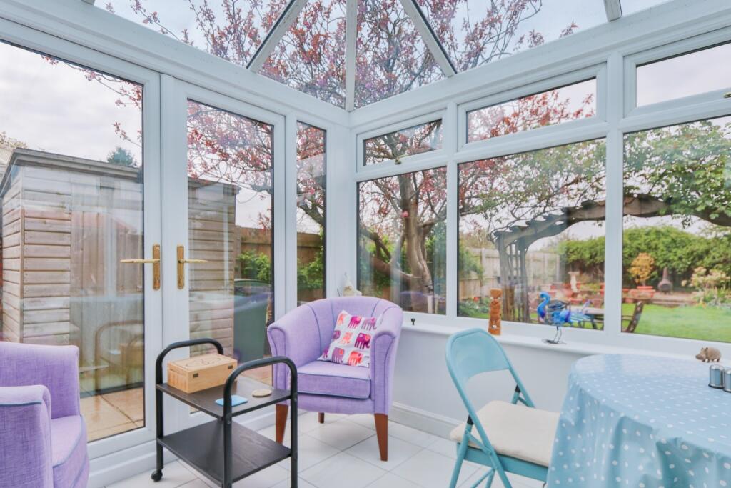 2 bedroom semidetached bungalow for sale in Golf Links Road, Hull, HU6