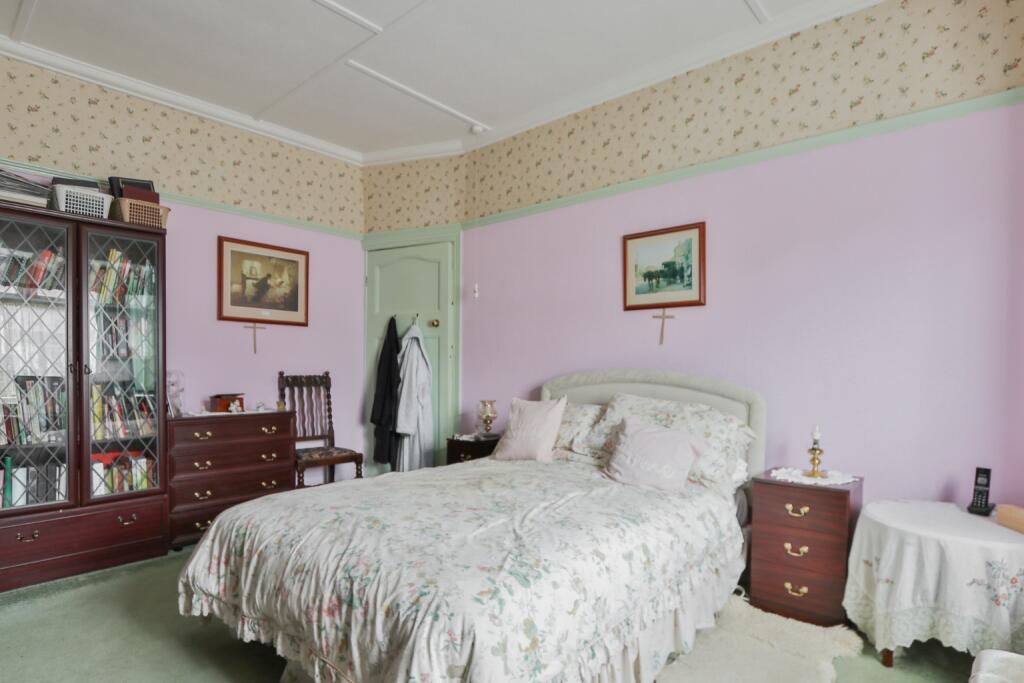 2 bedroom semidetached bungalow for sale in Golf Links Road, Hull, HU6