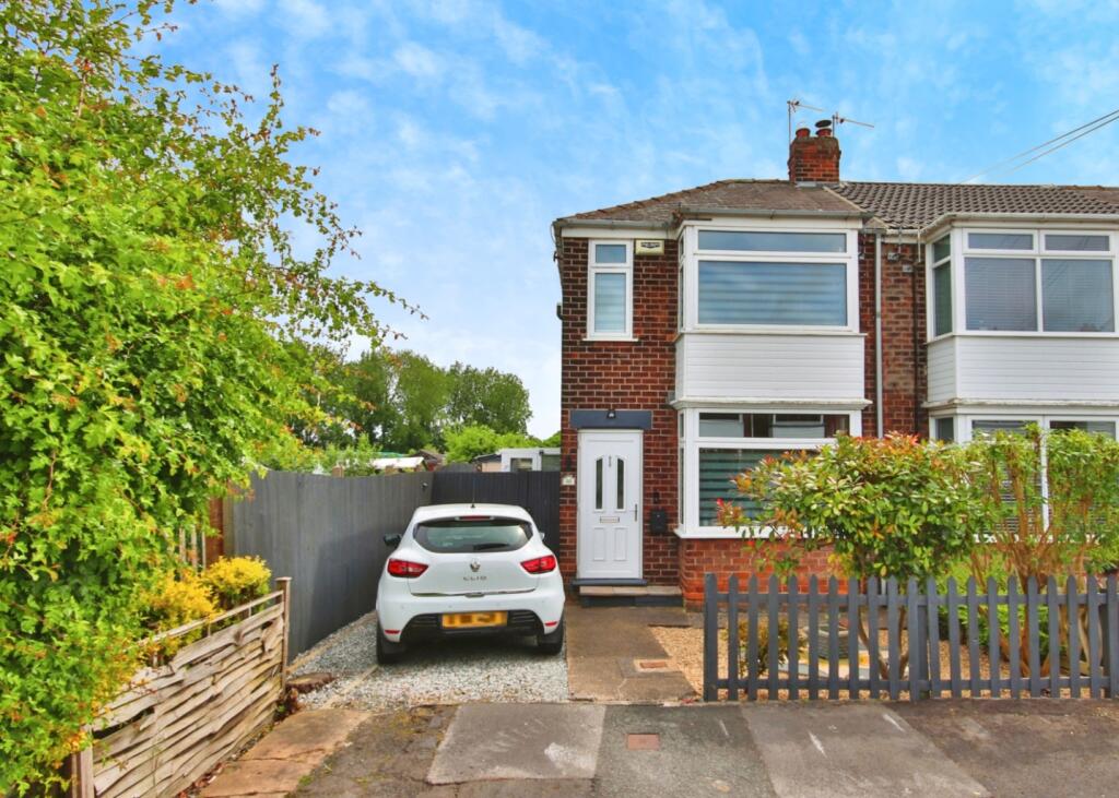 2 bedroom end of terrace house for sale in Lamorna Avenue, Hull, HU8