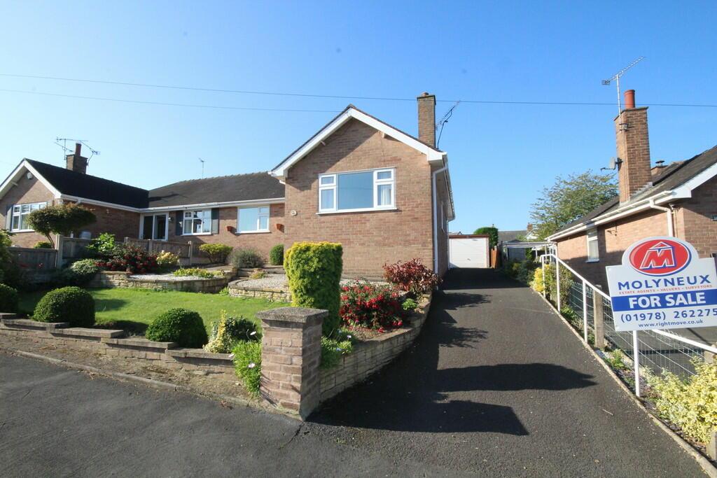 3 bedroom semidetached bungalow for sale in Ty Gwyn Estate, Wrexham, LL11