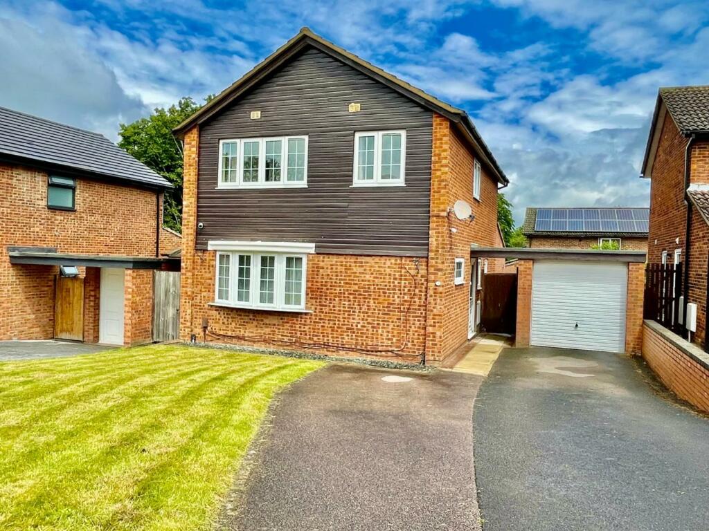 4 bedroom detached house for sale in Dawlish Close, Stevenage