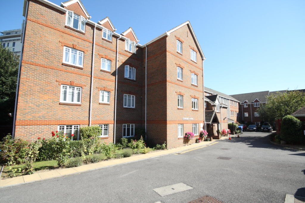 2 bedroom flat for sale in York Road, Woking, GU22