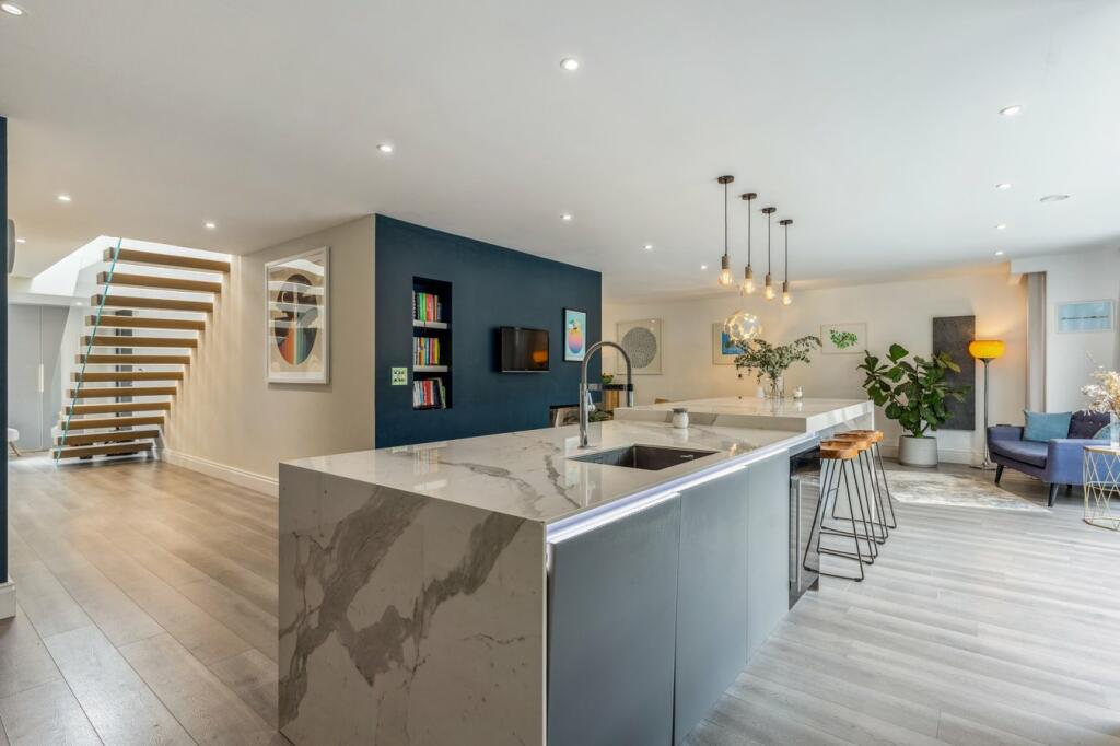 4 bedroom detached house for sale in Benslow Lane, Hitchin, SG4
