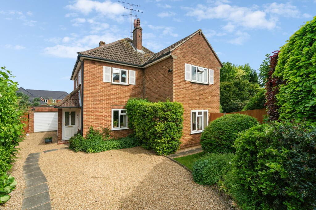 4 bedroom detached house for sale in Westfield Close, Hitchin, SG5