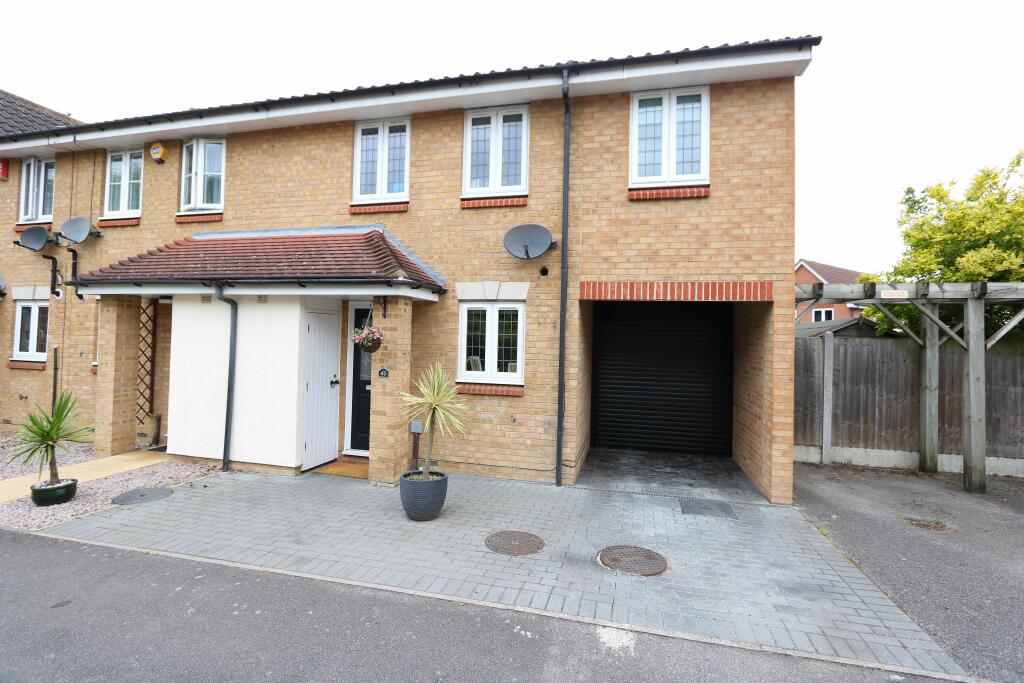3 bedroom end of terrace house for sale in Swallow Close, Chafford Hundred, RM16