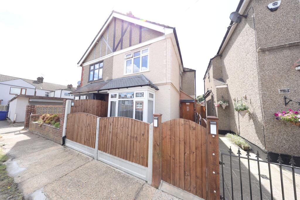 Main image of property: Crescent Avenue, Little Thurrock 