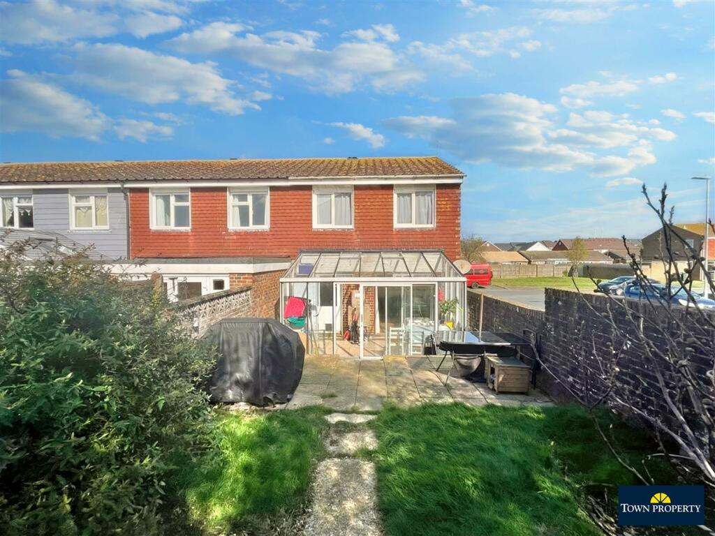 2 bedroom end of terrace house for sale in Hawkhurst Close, Eastbourne