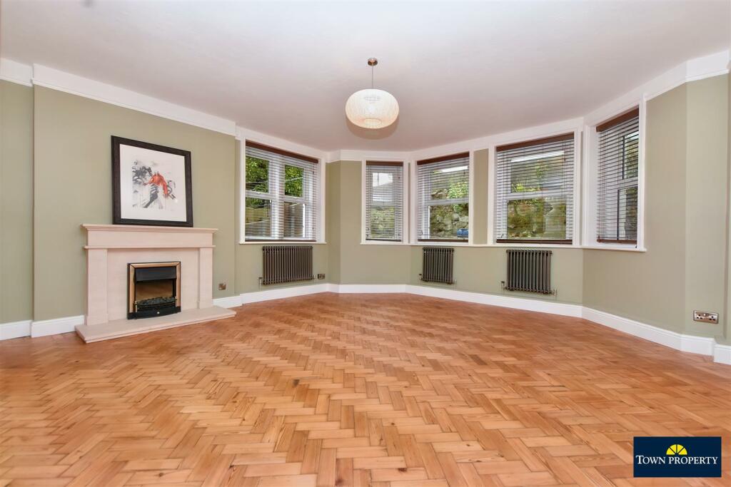 2 bedroom flat for sale in St. Johns Road, Eastbourne, BN20