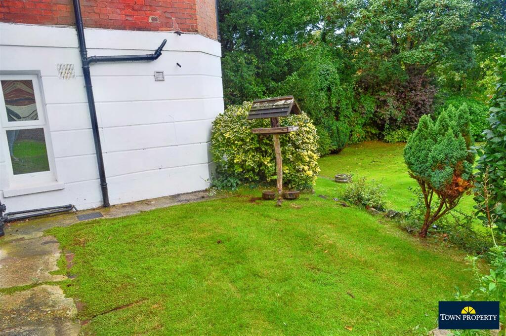 2 bedroom flat for sale in St. Johns Road, Eastbourne, BN20