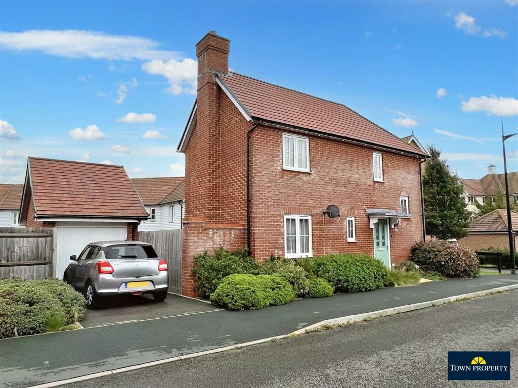 3 bedroom detached house for sale in Kensington Way, Polegate, BN26