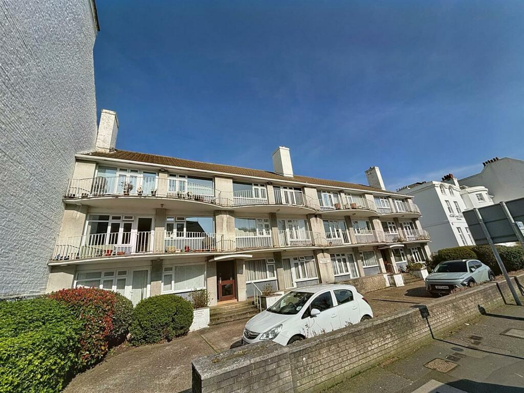2 bedroom flat for sale in South Street, Eastbourne, BN21
