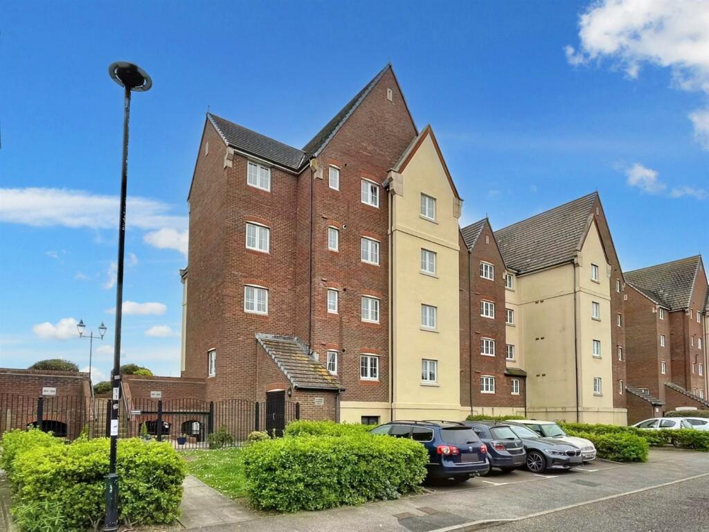 2 bedroom flat for sale in Madeira Way, Eastbourne, BN23