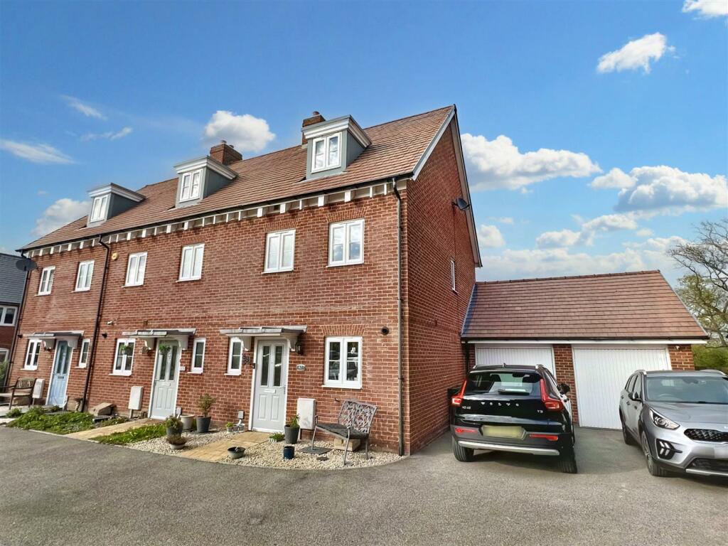 4 bedroom town house for sale in Highgrove Crescent, Polegate, BN26